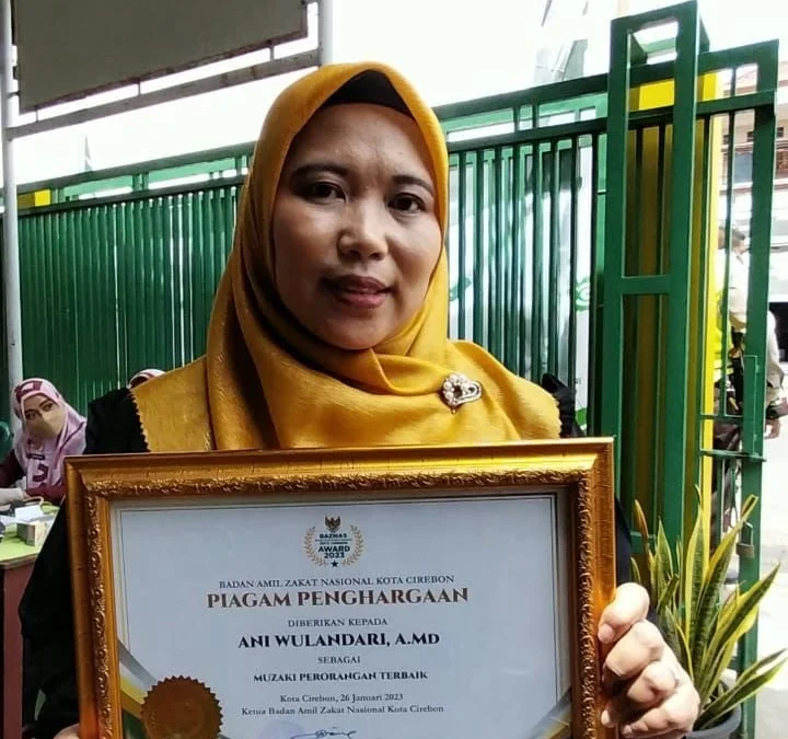 TELADAN: Ani Wulandari AMd menjadi sosok teladan sebagai Muzakki Perorangan Terbaik pada Penganugerahan Baznas Award 2023, Kamis (26/1/2023). --FOTO: abdullah/radar cirebon