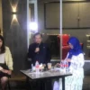 YAKIN TUMBUH: Anggota DPR RI DR H E Herman Khaeron MSi hadir di acara diskusi refleksi akhir tahun 2022, Sabtu (31/12/2022) malam. Abdullah/Radar Cirebon