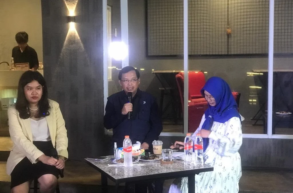 YAKIN TUMBUH: Anggota DPR RI DR H E Herman Khaeron MSi hadir di acara diskusi refleksi akhir tahun 2022, Sabtu (31/12/2022) malam. Abdullah/Radar Cirebon