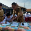 SERTIJAB: Serah terima jabatan ketua Osis SDN Larangan 1 dari ketua demisioner Muhammad Raka (Rompi merah) kepada Ketua Osis Rayyen Septiandi (baju putih) didampingi kepala sekolah Sunardi MPdI dan Kusna (pembina Osis), Senin (16/1/2023). -FOTO: abdullah/radar cirebon