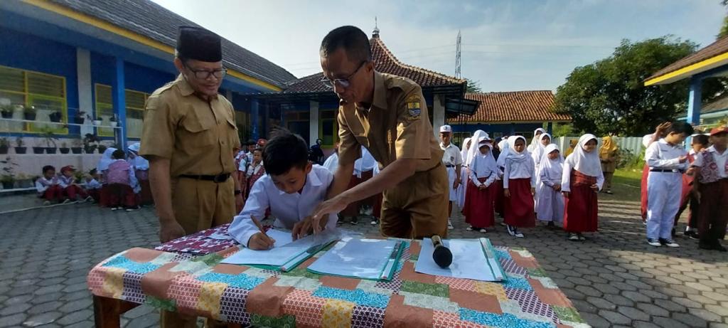 SERTIJAB: Serah terima jabatan ketua Osis SDN Larangan 1 dari ketua demisioner Muhammad Raka (Rompi merah) kepada Ketua Osis Rayyen Septiandi (baju putih) didampingi kepala sekolah Sunardi MPdI dan Kusna (pembina Osis), Senin (16/1/2023). -FOTO: abdullah/radar cirebon