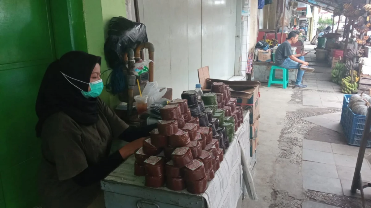 Pedagang Dodol Imlek di Pasar Kanoman untung banyak saat perayaan Tahun Baru Imlek. --FOTO: KHOIRUL ANWARUDIN/RADAR CIREBON