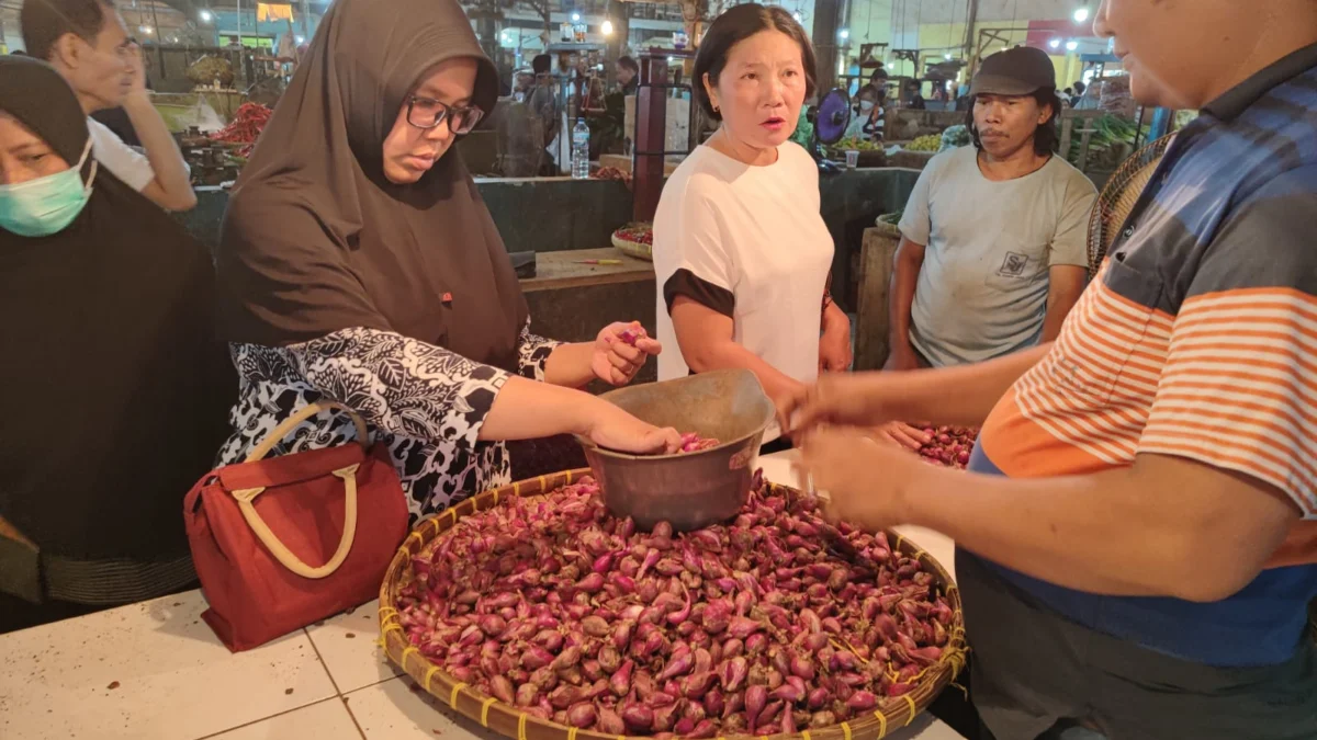 Pembeli sedang berbelanja bawang merah di Pasar Jagasatru Kota Cirebon, Senin (2/1/2023). --FOTO: JERRELL ZEFANYA/RADAR CIREBON