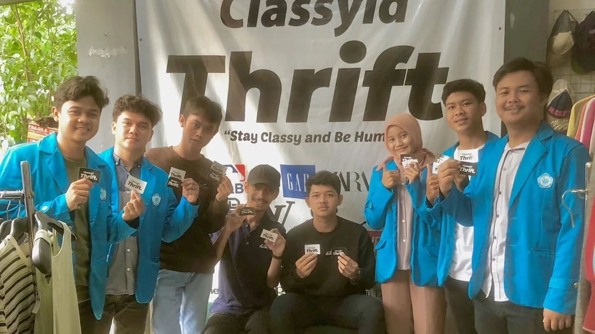 MAKIN DICARI: Mahasiswa FE UGJ Cirebon foto bersama bersama Owner Classyid, Falah Safara. --FOTO: MAHASISWA FE UGJ FOR RADAR CIREBON