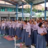 STOP PERUNDUNGAN: SMAN 1 Cirebon bekerja sama dengan KPAID Kabupaten Cirebon, TNI dan Polri melakukan edukasi dan mengajak siswa untuk stop perundungan, Selasa (17/1/2023). --FOTO: abdullah/radar cirebon