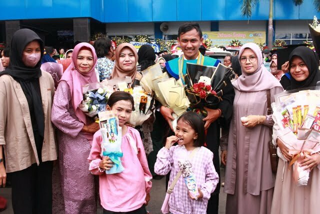 WISUDA: UGJ Cirebon menggelar wisuda, diikuti 800 wisudawan dari 7 fakultas dan sekolah pasca sarjana, Kamis (12/1/2023). --FOTO: Abdullah/radar cirebon