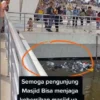 halaman masjid Al-Jabbar banyak sampah dan banyak anak bermain air