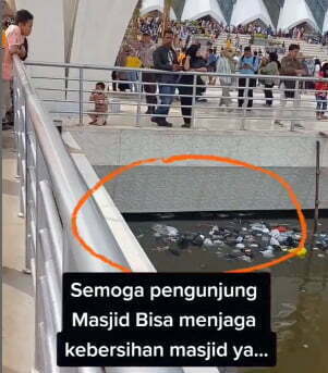 halaman masjid Al-Jabbar banyak sampah dan banyak anak bermain air