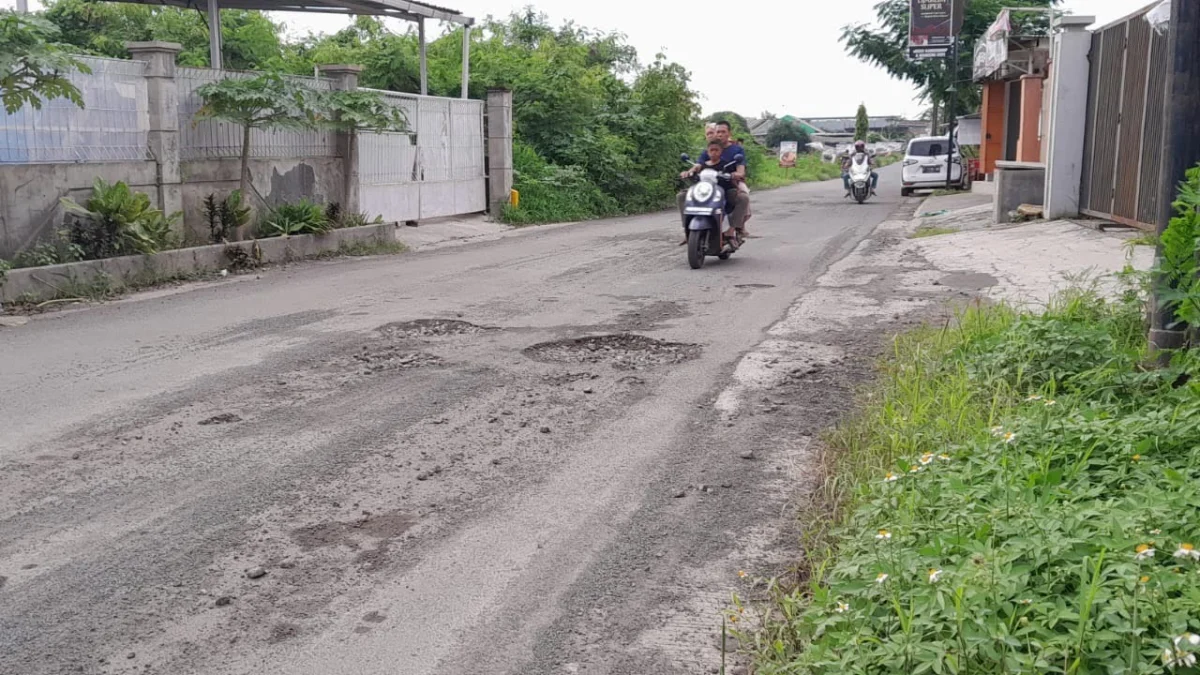 Jalan-Raya-Lobunta-Berlubang