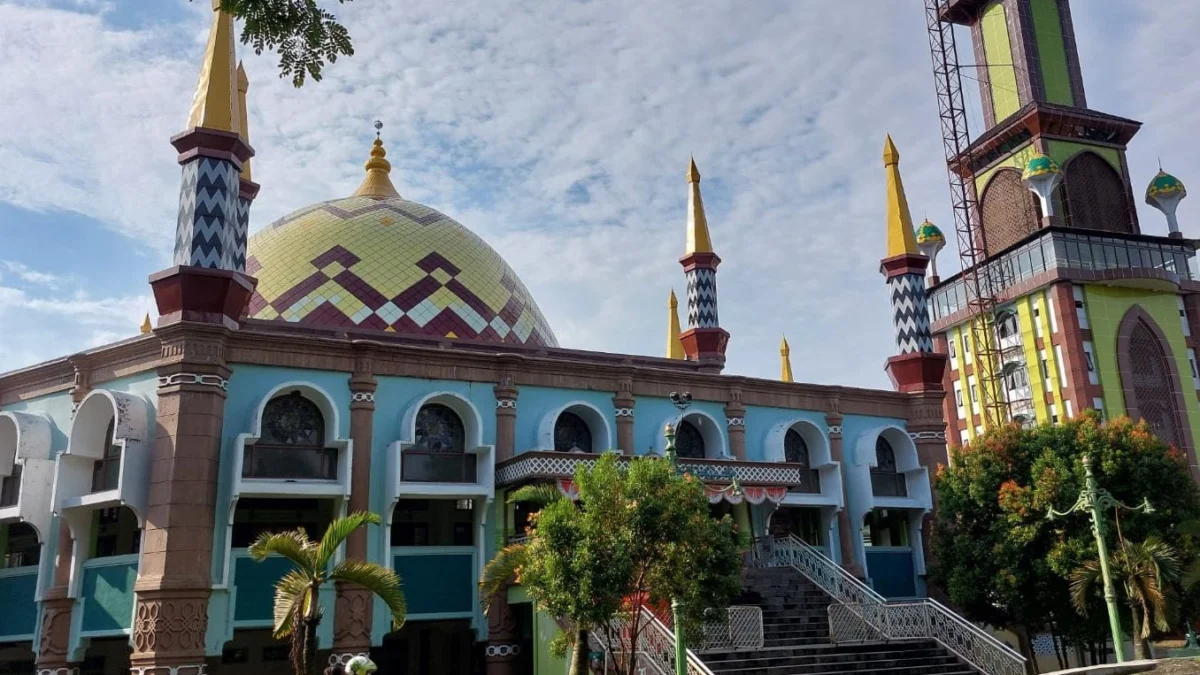 menara-masjid-agung-sumber