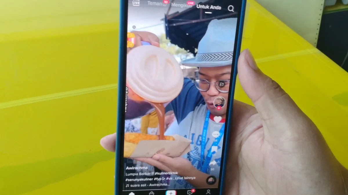 pengguna tiktok sedang memperhatikan tokonya