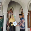 Penyerahan surat wakaf dari H Aang Sulakasana di Blok Senin Desa Karangsambung Kecamatan Kadipaten kepada Rumah Tahfidz Alquran Yayasan Tanziilul Kariim Majalengka