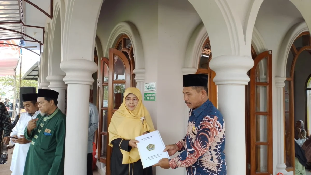 Penyerahan surat wakaf dari H Aang Sulakasana di Blok Senin Desa Karangsambung Kecamatan Kadipaten kepada Rumah Tahfidz Alquran Yayasan Tanziilul Kariim Majalengka