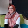 BERI KETERANGAN PERS: Direktur Teknologi dan Manajemen Portofolio PT Len Industri (Persero), Amalia Maya Fitri memberikan penjelasan tentang raker lima BUMN holding industri pertahanan DEFEND ID. --FOTO: Abdullah/radar Cirebon