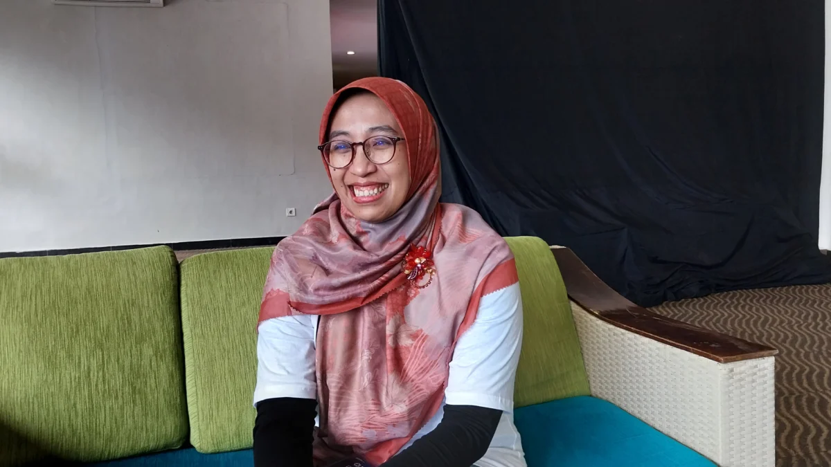 BERI KETERANGAN PERS: Direktur Teknologi dan Manajemen Portofolio PT Len Industri (Persero), Amalia Maya Fitri memberikan penjelasan tentang raker lima BUMN holding industri pertahanan DEFEND ID. --FOTO: Abdullah/radar Cirebon