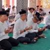 SALAT SUBUH BERJAMAAH: Danrem 063 SGJ Kolonel Inf Dany Rakca bersama Sekda Kota Cirebon Agus Mulyadi melaksanakan Salat Subuh berjamaah di Masjid Miftahul Jannah Makorem 063 SGJ. Dilanjutkan doa dan istigosah secara daring bersama Wapres KH Maruf Amin dan Kasad Jenderal Dudung Abdurrahman, Minggu (19/2/2023). --FOTO:  abdullah/radar cirebon