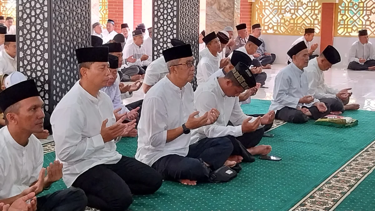 SALAT SUBUH BERJAMAAH: Danrem 063 SGJ Kolonel Inf Dany Rakca bersama Sekda Kota Cirebon Agus Mulyadi melaksanakan Salat Subuh berjamaah di Masjid Miftahul Jannah Makorem 063 SGJ. Dilanjutkan doa dan istigosah secara daring bersama Wapres KH Maruf Amin dan Kasad Jenderal Dudung Abdurrahman, Minggu (19/2/2023). --FOTO:  abdullah/radar cirebon