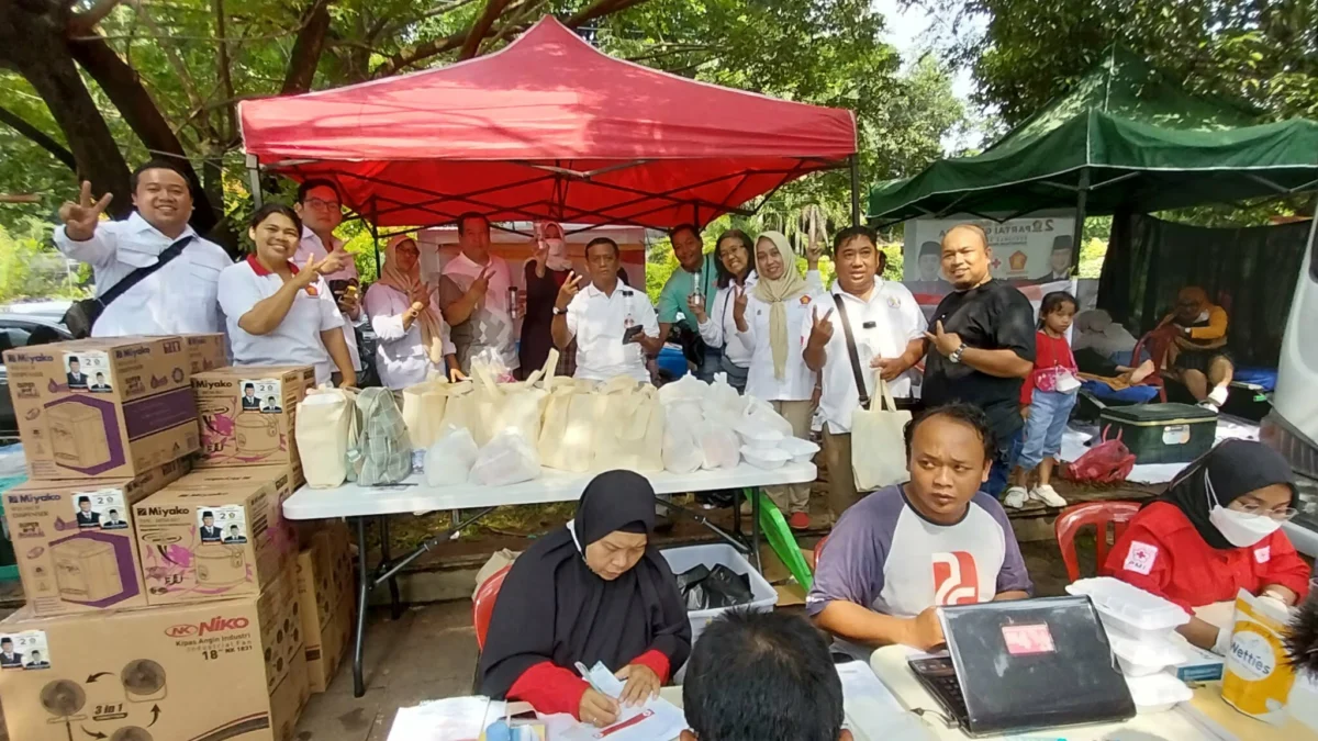 DONOR DARAH: Aksi donor darah digelar Partai Gerindra, bekerja sama dengan PMI Cabang Kota Cirebon, sekaligus memperingati HUT ke-15 Partai Gerindra, Minggu (19/2/2023). --FOTO: abdullah/radar Cirebon