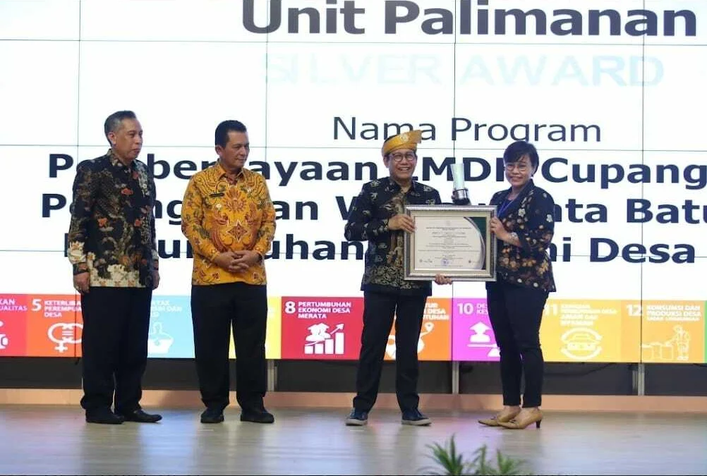 Indocement Terima Penghargaan CSR dan PDB dari Mendes PDTT