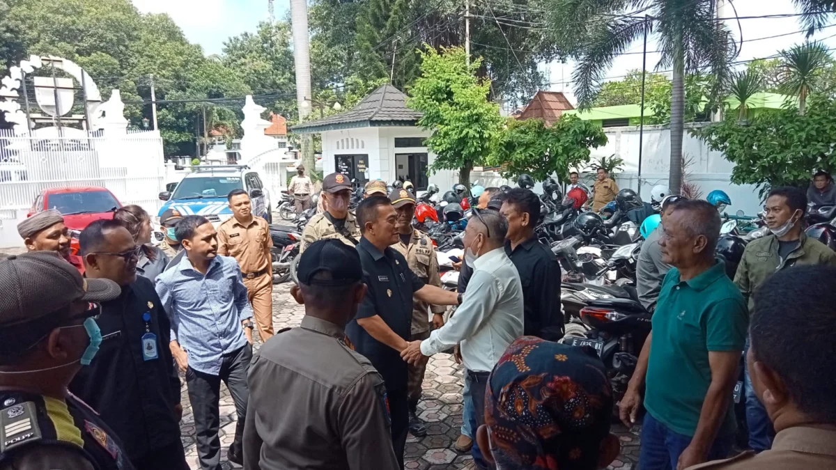 Puluhan kontraktor yang proyeknya gagal dibayarkan dari APBD Kota Cirebon tahun 2022, nekat menghadang Walikota Cirebon Nashrudin Azis. Para kontraktor proyek gagal bayar APBD 2022 ini, nekat menghadang walikota saat menghadiri agenda rapat paripurna di Gedung DPRD Kota Cirebon, Senin (20/2/2023). --FOTO: ANDI AZIS MUHTAROM./RADAR CIREBON