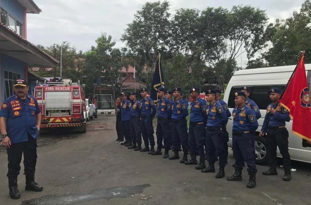 BERANGKAT: Dinas Pemadam Kebakaran dan Penyelamatan atau Damkar Kota Cirebon mengirimkan tim ke Jakarta. Keberangkatan tim Damkar Kota Cirebon ke Jakarta itu untuk bersaing di ajang National Firefighter Skill Competition atau NFSC 2023. --FOTO: ANDI AZIS MUHTAROM/RADAR CIREBON