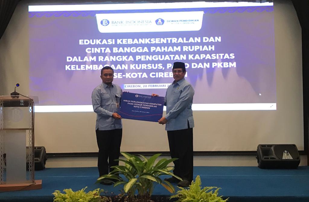 Dewan pendidikan Kota Cirebon menggelar sosialisasi guru penggerak dan edukasi cinta rupiah, Senin (20/2/2023). Agenda ini, digelar di aula gedung Bank Indonesia atau BI perwakilan Cirebon. Kegiatan sosialisasi guru penggerak dan edukasi cinta rupiah ini dikuti bagi para pengelola lembaga pendidikan non formal atau PNF se-Kota Cirebon.