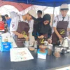 Para siswa SMK Karya Nasional (Karnas) Sindangwangi kabupaten Majalengka didampingi Wakasek Kesiswaan tengah meracik produk kopi hasil potensi yang dimiliki siswa dari ekskul barista kopi di stand kegiatan GSK, Kamis 9 Februari 2023