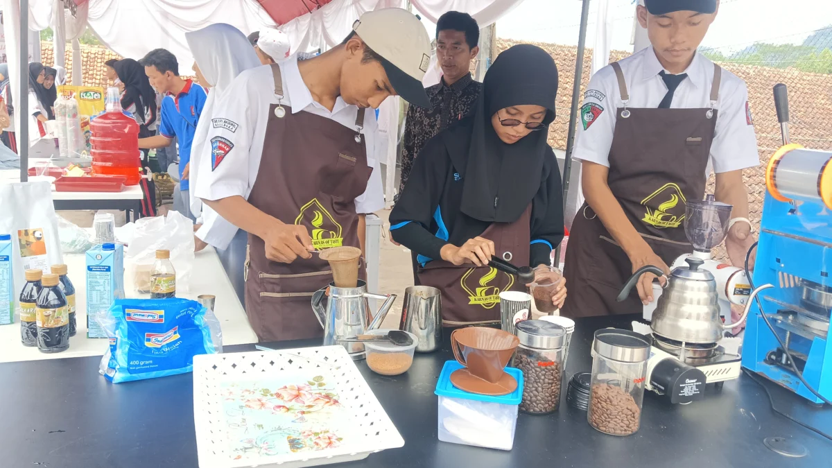 Para siswa SMK Karya Nasional (Karnas) Sindangwangi kabupaten Majalengka didampingi Wakasek Kesiswaan tengah meracik produk kopi hasil potensi yang dimiliki siswa dari ekskul barista kopi di stand kegiatan GSK, Kamis 9 Februari 2023