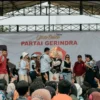 HUT ke-15 Partai Gerindra Kabupaten Majalengka menggelar kegiatan jalan santai gratis berhadiah utama sepeda motor dipusatkan di Lapangan Gelanggang Generasi Muda (GGM) Majalengka, Minggu (12/2). Pada kegiatan itu juga ditandai dengan pemberian paket sembako dan santunan kepada 14 orang kaum dhuafa secara simbolis