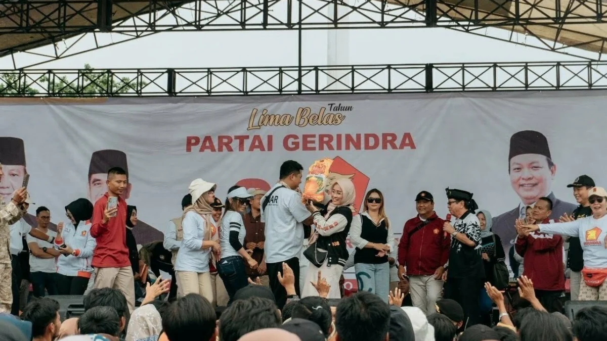 HUT ke-15 Partai Gerindra Kabupaten Majalengka menggelar kegiatan jalan santai gratis berhadiah utama sepeda motor dipusatkan di Lapangan Gelanggang Generasi Muda (GGM) Majalengka, Minggu (12/2). Pada kegiatan itu juga ditandai dengan pemberian paket sembako dan santunan kepada 14 orang kaum dhuafa secara simbolis