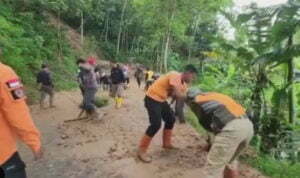 BPBD Majalengka bersama warga melakukan pembersihan material longsoran yang menutupi jalan Desa Margamukti Kecamatan Talaga, beberpa waktu lalu foto instagram