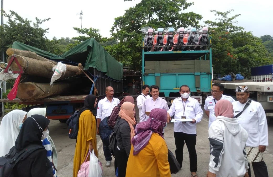 JEMPUT: Dinas Tenaga Kerja (Disnaker) Kota Cirebon menjemput RH, salah satu warga Kota Cirebon yang menjadi PMIB. Penjemputan dilakukan di Rest Area 208 Mundu. --FOTO: abdullah/radar cirebon