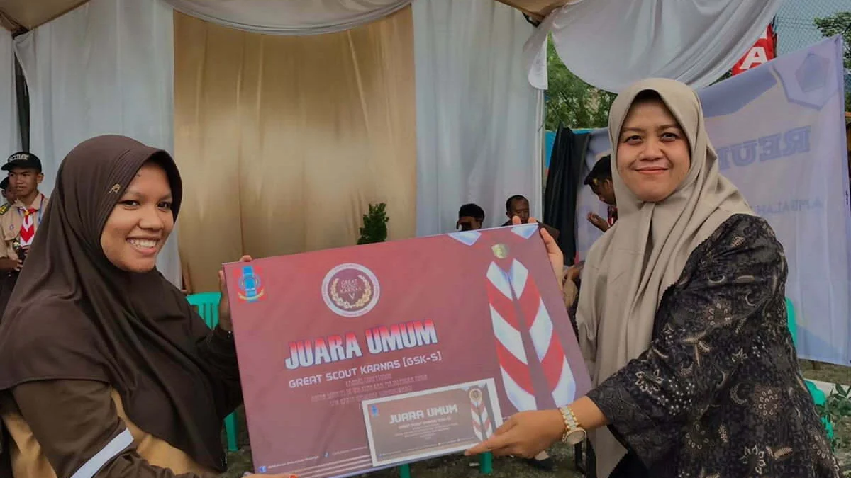 Kepala SMK Karya Nasional (Karnas) Sindangwangi, Rosi Stiati SS MPd menyerahkan hadiah uang pembinaan dan sertifikat kepada juara umum GSK ke 5 kepada SMP Ar Rahmat Palasah.