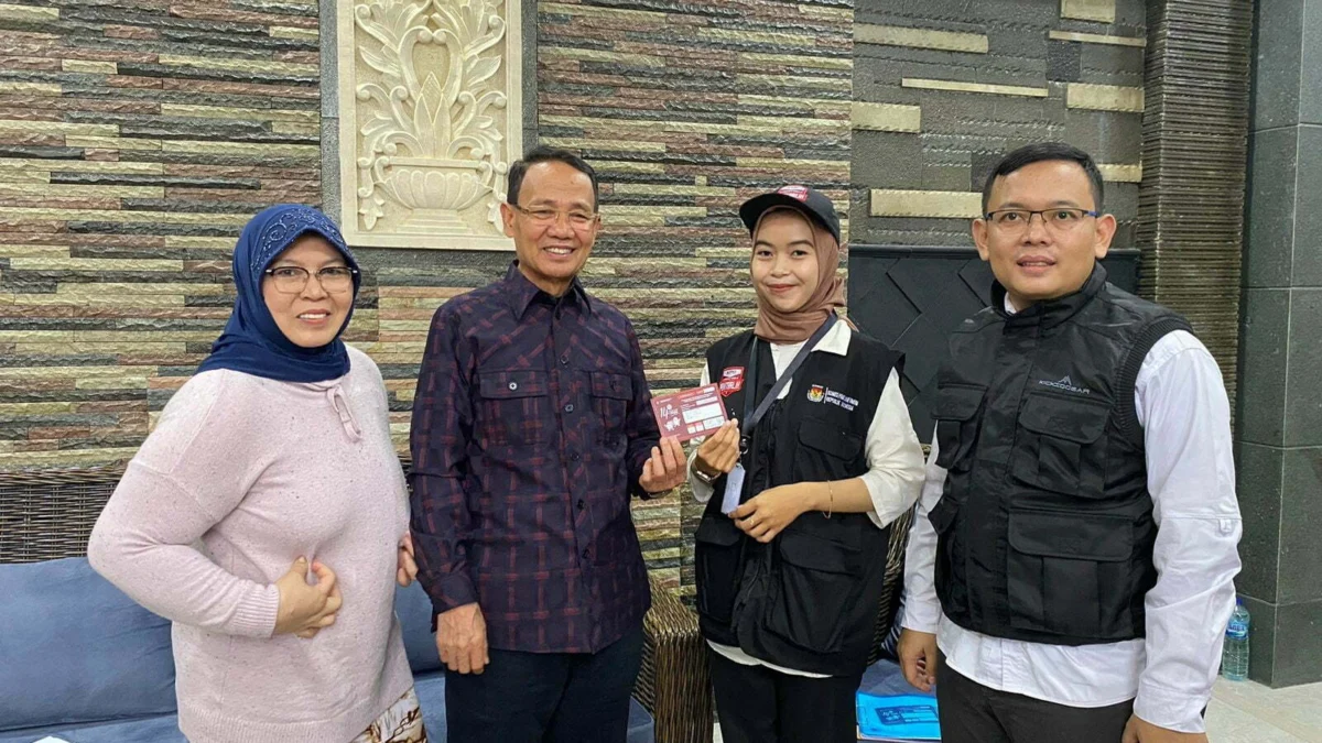 Bupati Majalengka Dr H Karna Sobahi MMPd menjadi orang pertama yang di-coklit