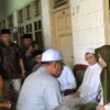 MASUK ISLAM: Suasana haru menyelimuti prosesi ikrar syahadat Warga Negara (WN) Australia, Liu Yanping di Pesantren Jagasatru Kota Cirebon, Rabu (22/2/2023). --FOTO: KEMENAG FOR RADAR CIREBON