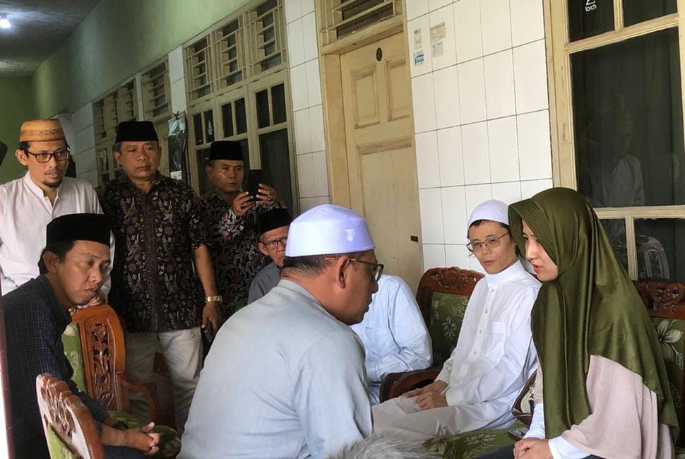 MASUK ISLAM: Suasana haru menyelimuti prosesi ikrar syahadat Warga Negara (WN) Australia, Liu Yanping di Pesantren Jagasatru Kota Cirebon, Rabu (22/2/2023). --FOTO: KEMENAG FOR RADAR CIREBON