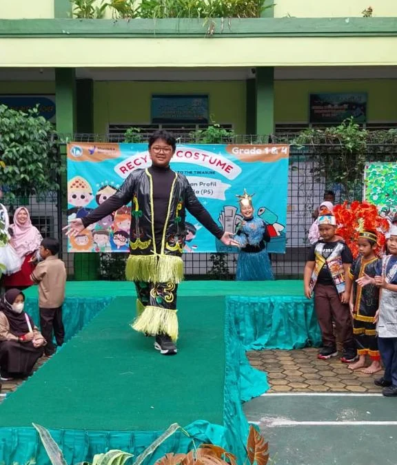 KREATIF: Siswa SD Islam Al Azhar 3 Cirebon menunjukkan kreativitas mendaur ulang sampah menjadi kostum yang menarik. Ada kostum khas nusantara, hingga super hero, di ajang Recycle Costume, Sabtu (25/2/2023). --FOTO: abdullah/radar cirebon