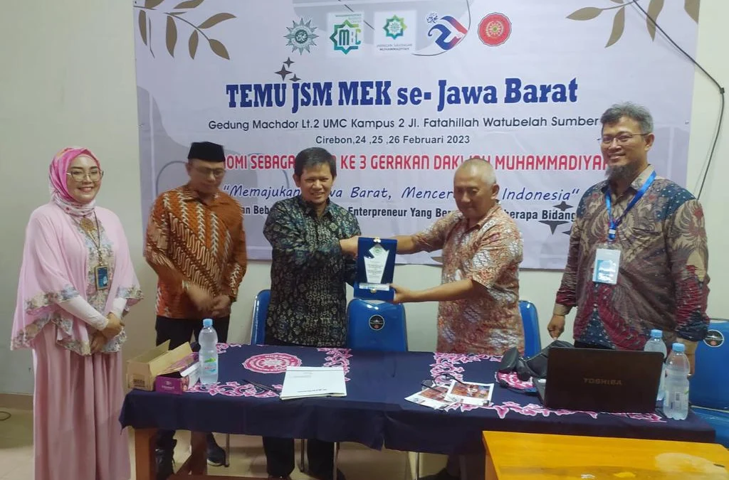 KEMBANGKAN EKONOMI: Bank BTN Syariah Kantor Cabang Cirebon MoU dengan Majelis Ekonomi dan Kewirausahaan (MEK) Pengurus Wilayah Muhammadiyah (PWM) Jawa Barat. --FOTO: ABDULAH/RADAR CIREBON