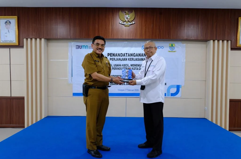 KOMITMEN: PT Pelindo Regional 2 Cirebon berkomitmen mendukung pengembangan UKM dengan menandatangani kerja sama dengan DKUKMPP terhadap produk di Mall UKM, Senin (27/2/2023) sore. --FOTO: abdullah/radar cirebon