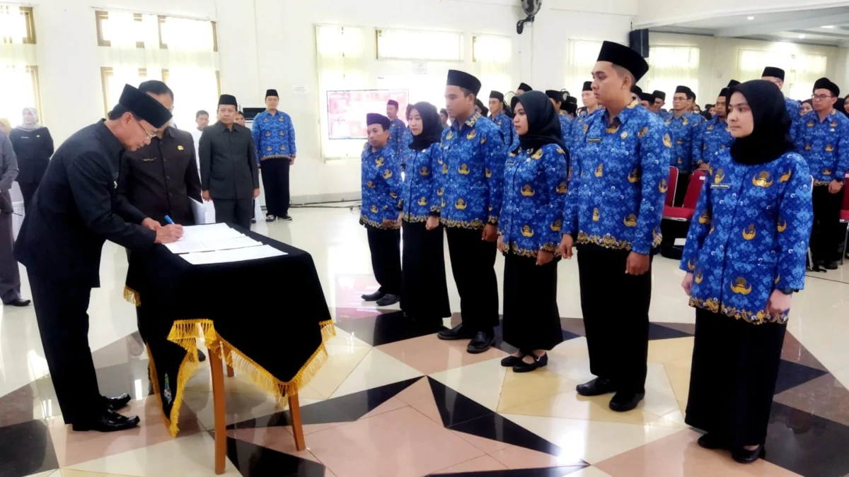 Bupati Majalengka Dr H Karna Sobahi MMPd menandatangani SK PNS bagi ratusan orang yang sebagian besar bukan putra Majalengka