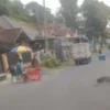 Warga membangun pos gatur di ruas jalan itu, disebabkan adanya jalan longsor sepanjang hampir 15 meter yang sampai saat ini masih belum diperbaiki.