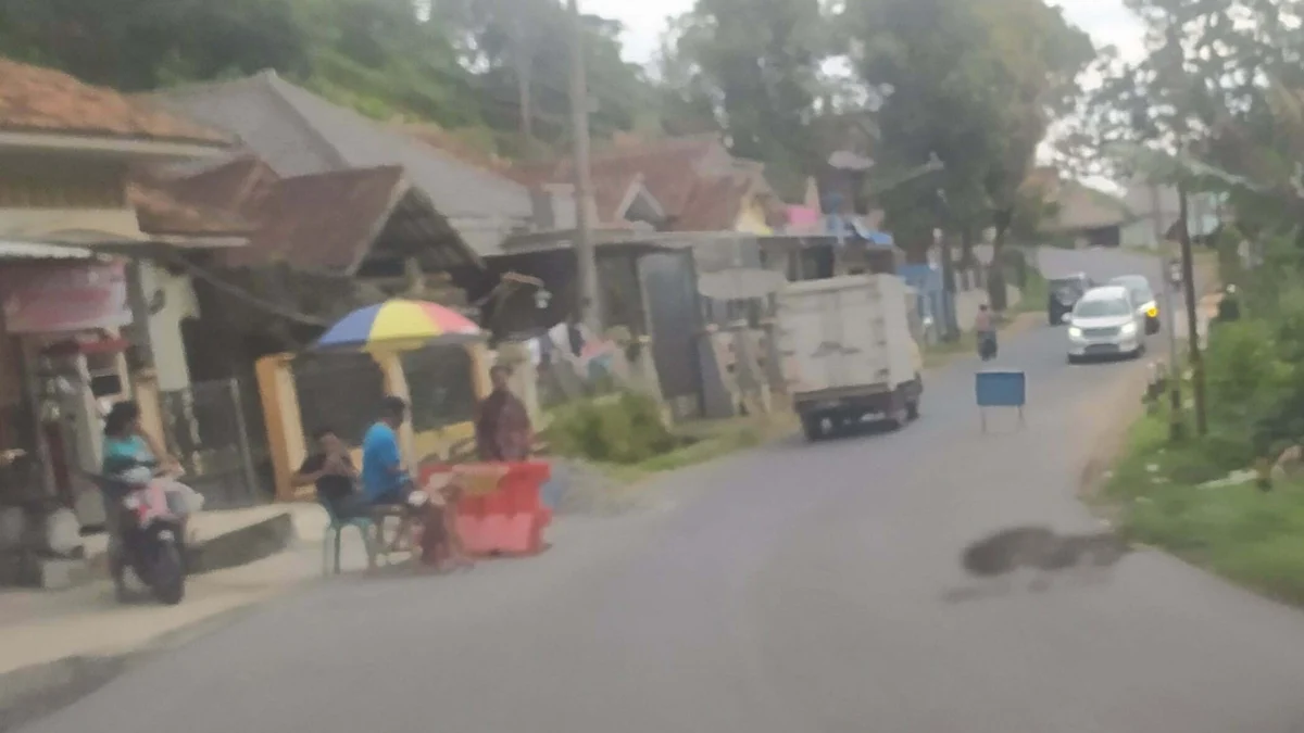 Warga membangun pos gatur di ruas jalan itu, disebabkan adanya jalan longsor sepanjang hampir 15 meter yang sampai saat ini masih belum diperbaiki.