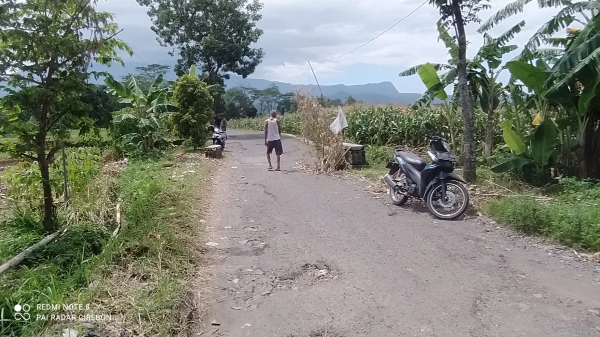 Kerusakan jalan di jalur menuju Objek Wisata Talaga Pancar Desa Lengkong Kulon Kecamatan Sindangwangi