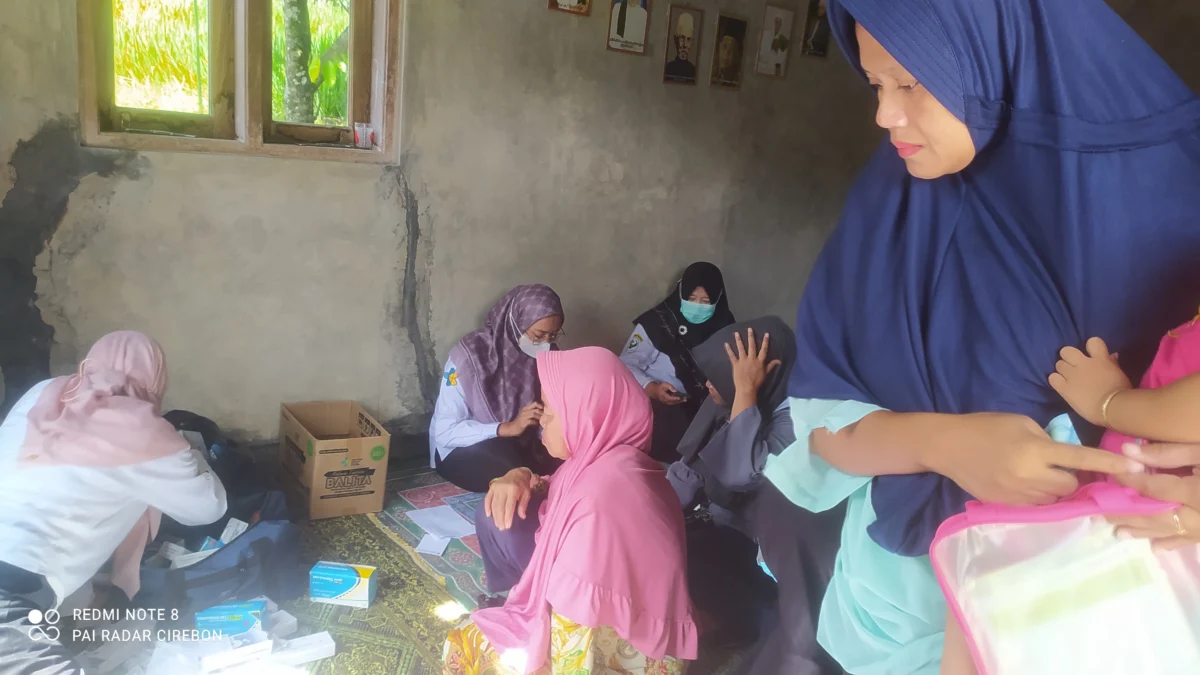 PAI SUPARDI/RADAR Pelaksanaan Puskesmas Keliling hari Rabu ini dipusatkan di Blok Lampit Biru Dusun Ciloa Desa Lengkong Kulon disambut antusias warga.