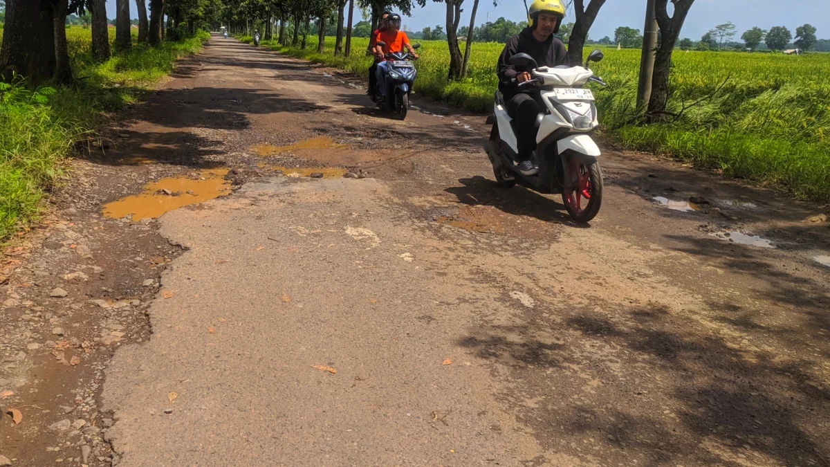 Jalur Jatiwangi-Palasah dipenuhi ranjau darat berupa lubang