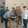 Tiga calon Ketua Komite Nasional Pemuda Indonesia (KNPI) Kabupaten Majalengka Periode 2023-2026, menandatangani Pakta Integritas di kantor Bupati Majalengka