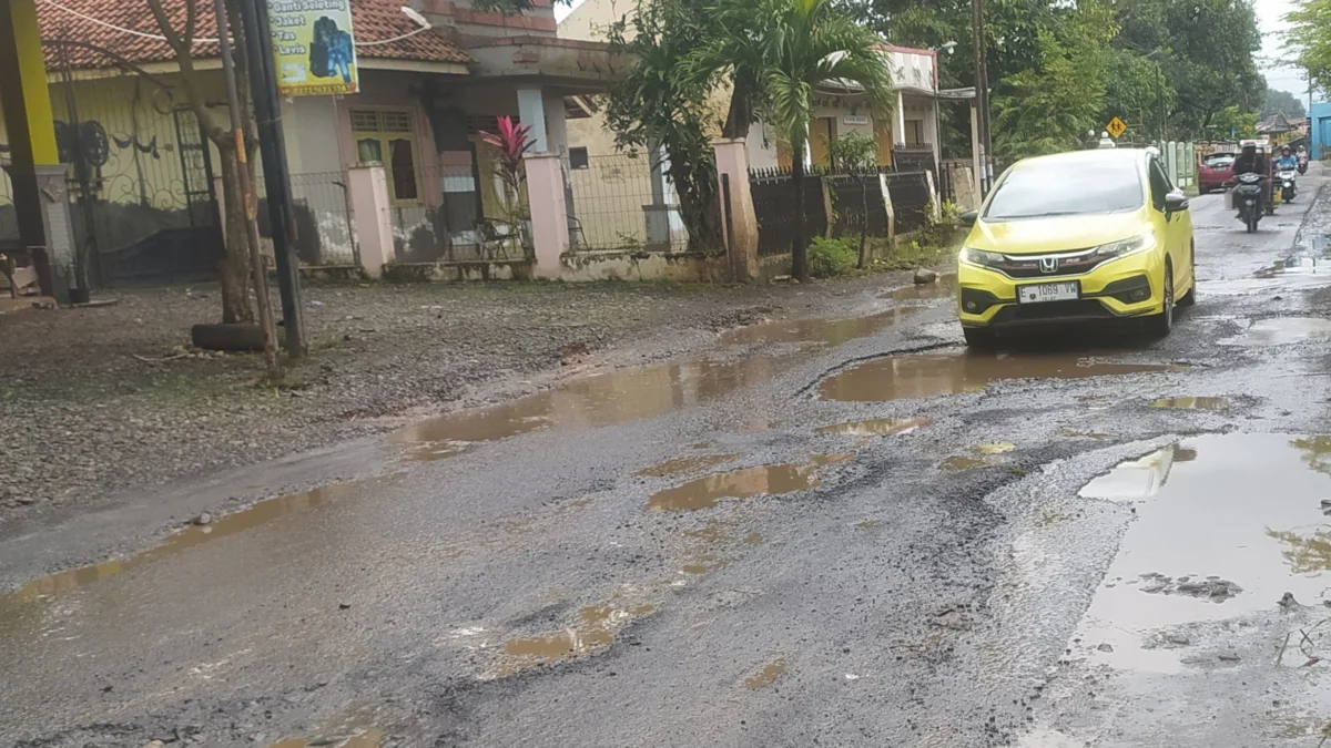 Jalan di sekitar Desa Palasah menuju Desa Waringin kondisinya rusak parah. Kerusakan juga terjadi di jalur Rajagaluh-Leuwimunding dan Rajagaluh-Palasah