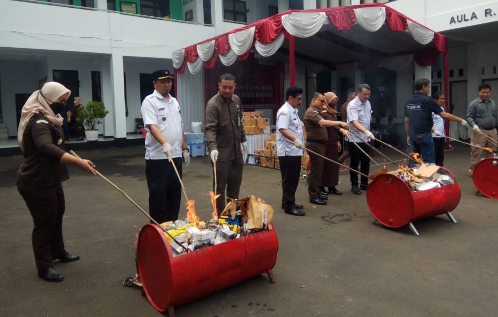 Ada Sabu-sabu hingga Rokok Tanpa Cukai, Kejari Kuningan Musnahkan Barang Bukti Hasil Kejahatan