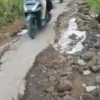 Kondisi jalan menuju objek wisata saat ini rusak parah dan membahayakan pengendara