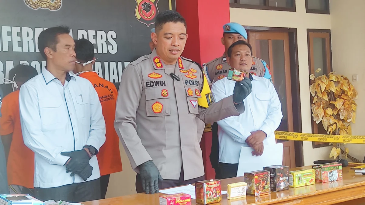 Satnarkoba Polres Majalengka menggelar konferensi pers penyitaan jamu yang beredar luas di masyarakat